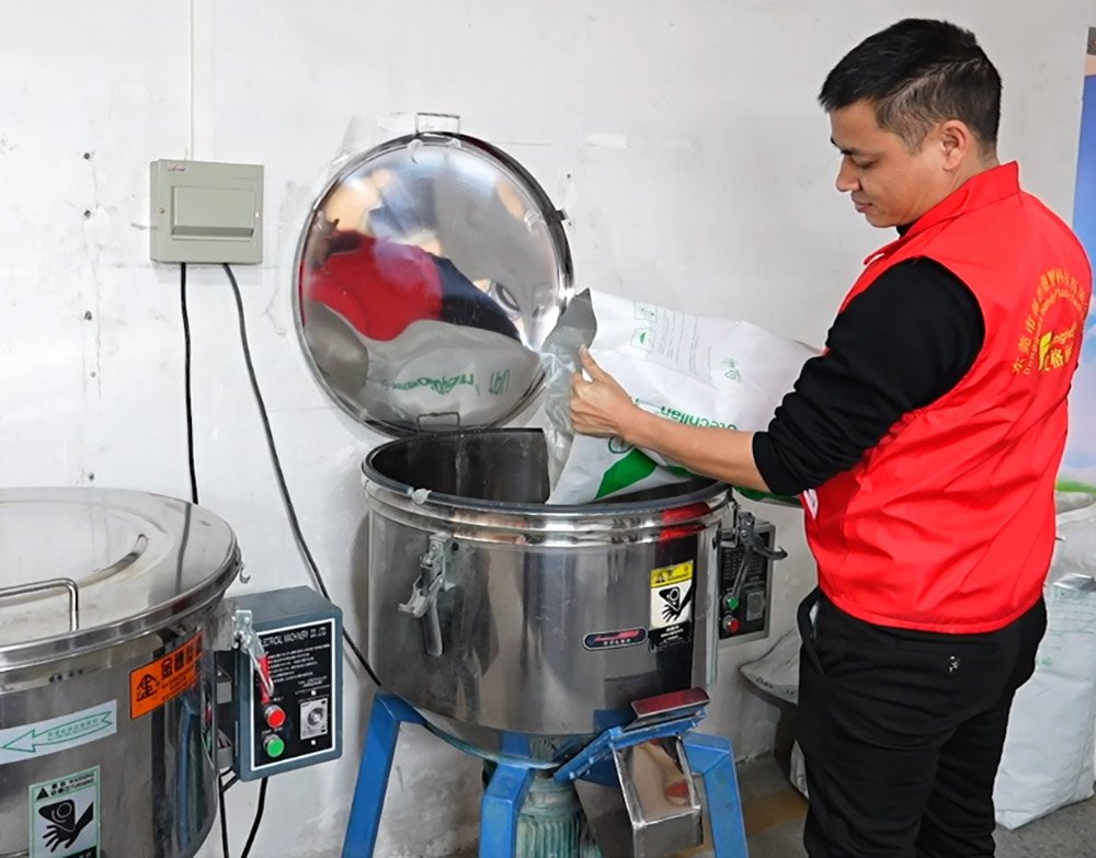 Raw material mixing with Kesichuang Covestro TPU pellets and colour master-batch at Foamgrid factory