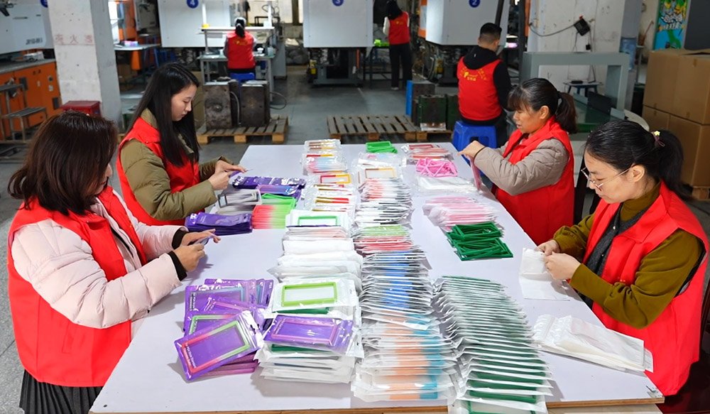 5-inspector QC team sorting and FBA-ready packing of magnetic card holders at Foamgrid